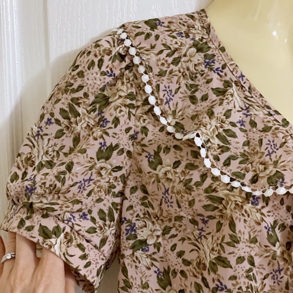 Like new diary pink floral button down puff sleeve blouse, ruffle collar - Picture 4 of 13